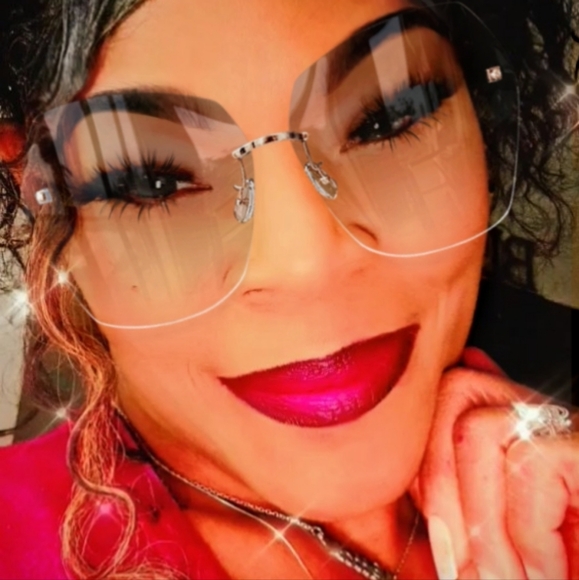 Meet your Posher, Netta - Picture 1 of 3